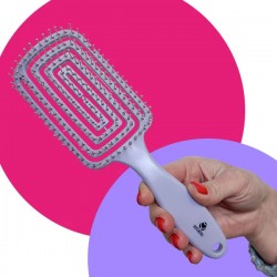 Brosse lissante conçue pour un démêlage sans douleur de tous types de cheveux, qu’ils soient mouillés ou secs.